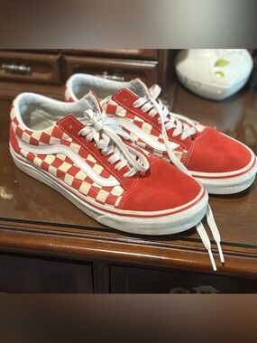 Vans- red checkered Women’s 8